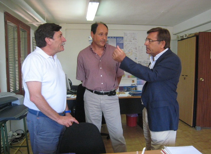 Nogueroles visita la Ventanilla Única de Vivienda de Blanca