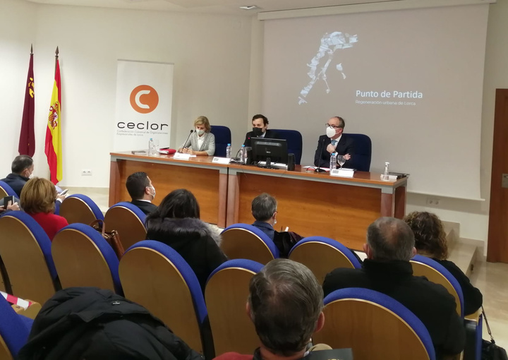 El director general de Territorio y Arquitectura, Jaime Pérez Zulueta, junto a autoridades locales presentes en la presentación del libro `Punto de partida. Regeneración Urbana de Lorca`