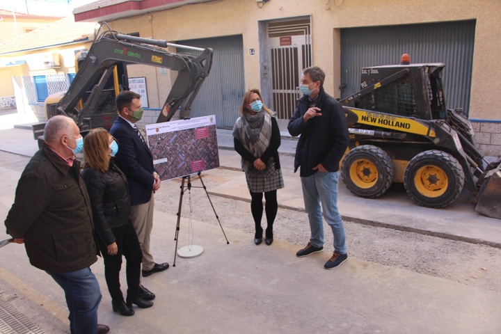 El director general del Agua, José Sandoval (3i) y la alcaldesa de San Pedro del Pinatar, Visitación Martínez (2i), durante su visita a las obras