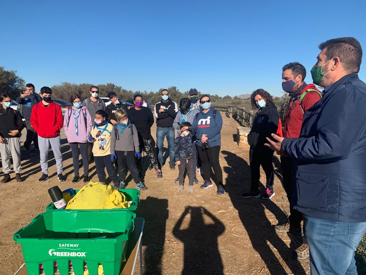 El director general de Medio Natural, Fulgencio Perona, junto a los participantes en la jornada de retirada de plásticos