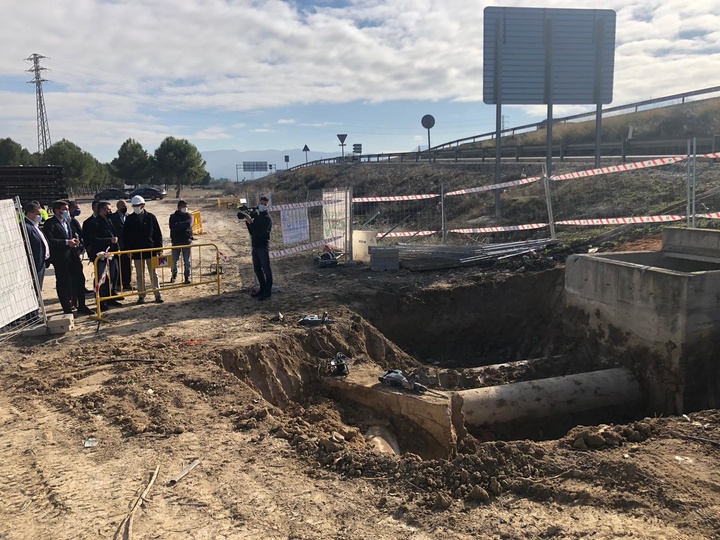 El consejero Antonio Luengo y el alcalde Joaquín Buendía, durante su visita a las obras de Comunidad para abastecimiento en Alcantarilla y el Polígono