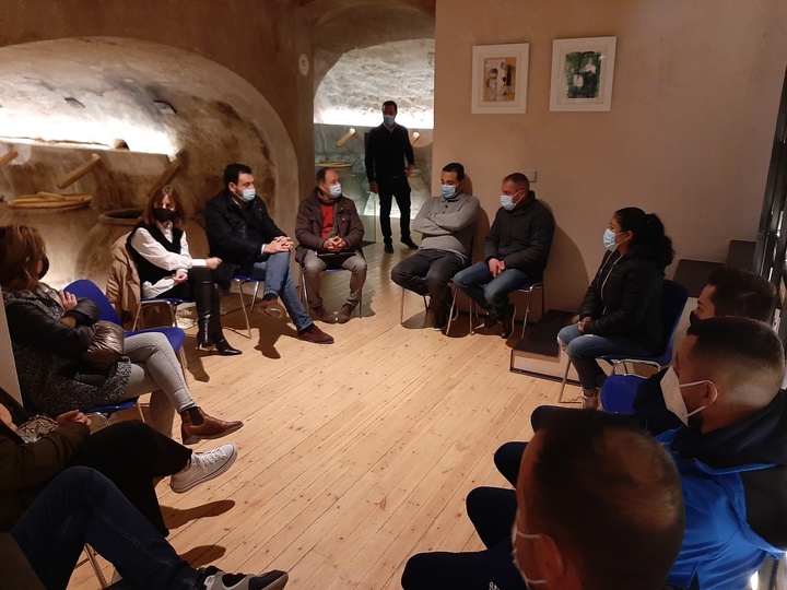 La directoras general de Agricultura, Remedios García (2i), durante su reunión con un grupo de jóvenes agricultores.