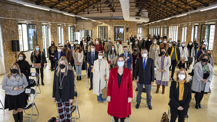 La vicepresidenta Isabel Franco, en el centro, junto a responsables de la Fundación La Caixa y el periódico La Verdad, y las entidades participantes en la convocatoria del Programa de Ayudas a Proyectos e Iniciativas Sociales 2021