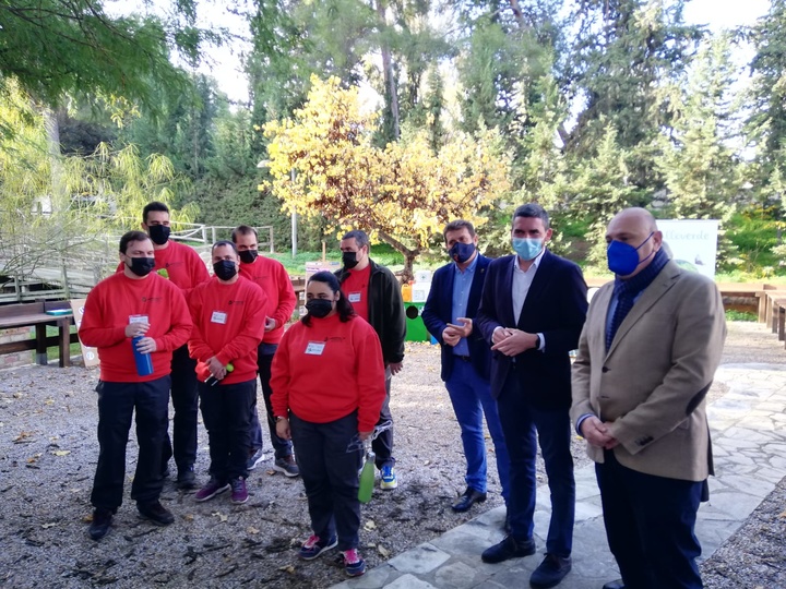 Antonio Luengo, junto al presidente y usuarios de Fundown, durante la visita al Arboretum de El Valle