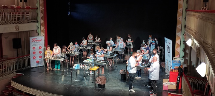 El ciclo de talleres 'Cocina con tu abuel@' celebró una jornada el verano pasado en el Teatro Concha Segura de Yecla