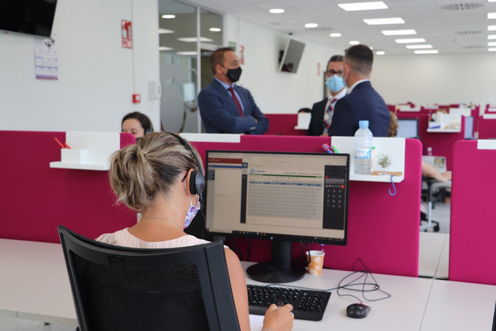 El consejero de Transparencia, Seguridad y Emergencias, Antonio Sánchez, en una visita realizada a la oficina de la sede central de teléfono 012