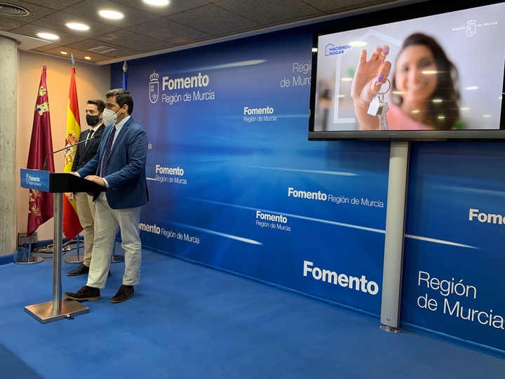 El consejero de Fomento e Infraestructuras, José Ramón Díez de Revenga, y el director de Vivienda, José Francisco Lajara, durante la rueda de prensa de balance del programa de ayudas para el fomento de la construcción de viviendas destinadas al alquiler a precios asequibles