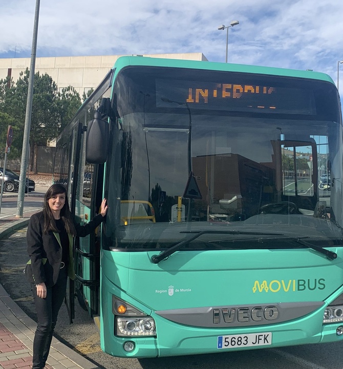 La directora de Movilidad, Marina Munuera, en uno de los autobuses del nuevo sistema de transporte público regional Movibus