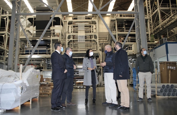La consejera Valle Miguélez durante su visita a la empresa Solplast ubicada en Lorca 2
