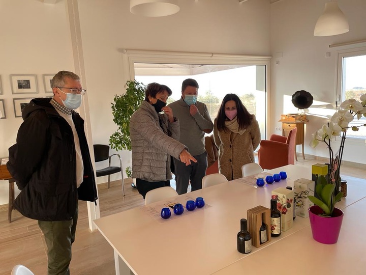 El director general de la Política Agraria Común, Juan Pedro Vera, y la alcaldesa de Yecla, durante la visita al proyecto de la Almazara Deortegas