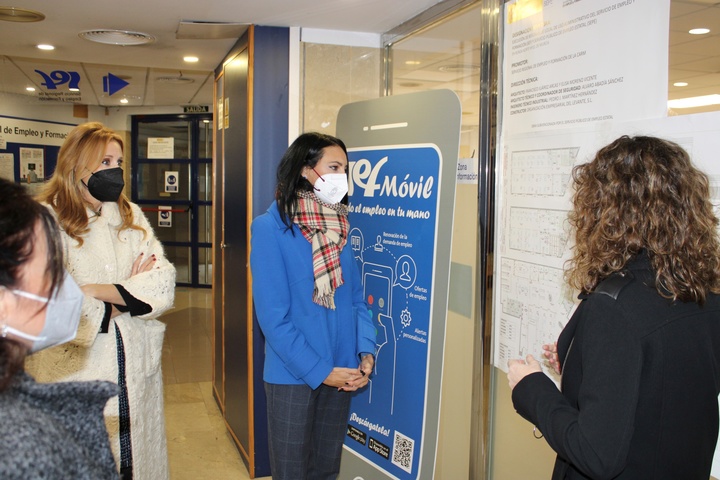 La consejera de Empresa, Empleo, Universidades y Portavocía, Valle Miguélez, durante la visita a la oficina del Servicio Regional de Empleo y Formación de Ronda Norte (Murcia)
