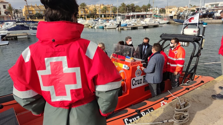 El consejero Antonio Sánchez Lorente, junto al presidente de Cruz Roja, Faustino Herrero, durante la visita a la estación naval de Cruz Roja en Cabo de Palos