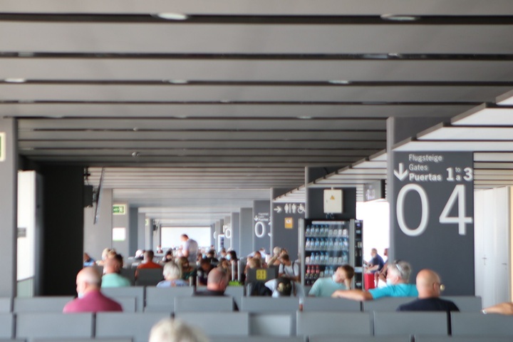 Pasajeros esperando para embarcar en sus vuelos en el Aeropuerto Internacional de la Región de Murcia.