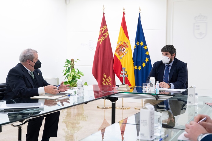 López Miras recibe al hermano mayor de la Real e Ilustre Cofradía de la Santísima y Vera Cruz de Caravaca, Luis Melgarejo