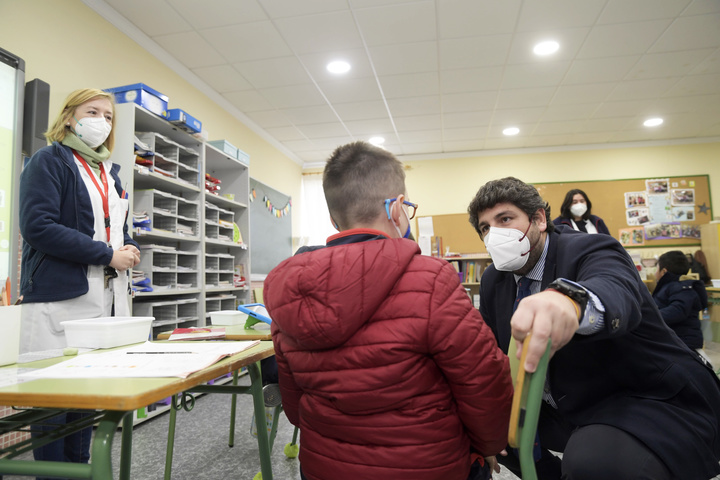 López Miras defiende una educación "basada en la libertad" frente al "adoctrinamiento"