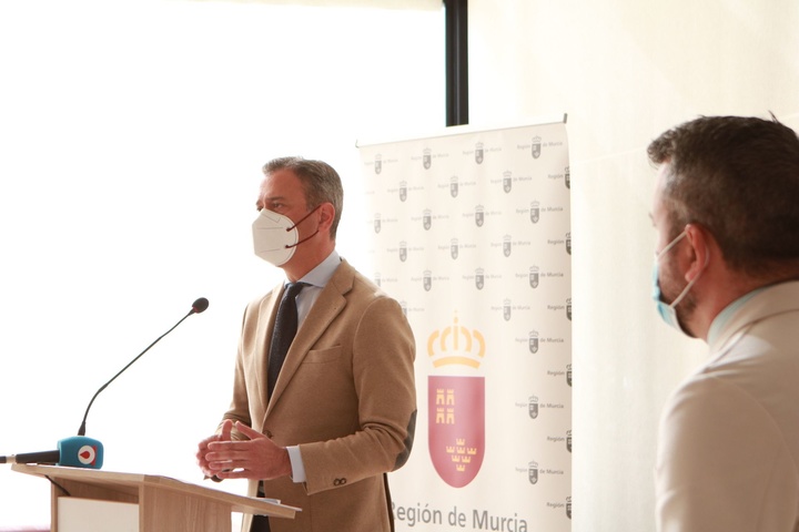 El consejero de Presidencia, Turismo y Deportes, Marcos Ortuño, interviene en la rueda de prensa ofrecida junto con el director general de Juventud, José Manuel López