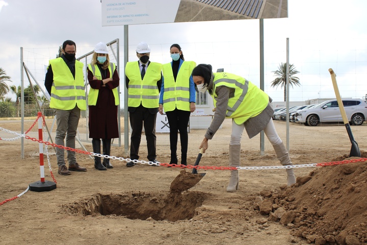 La consejera Valle Miguélez asiste a la colocación de la primera piedra de una planta fotovoltaica en Fuente Álamo que ahorrará emisiones de Dióxido de Carbono