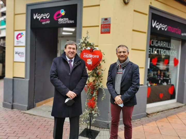 Los comerciantes de El Carmen (Murcia) regalan descuentos para incentivar las compras por San Valentín