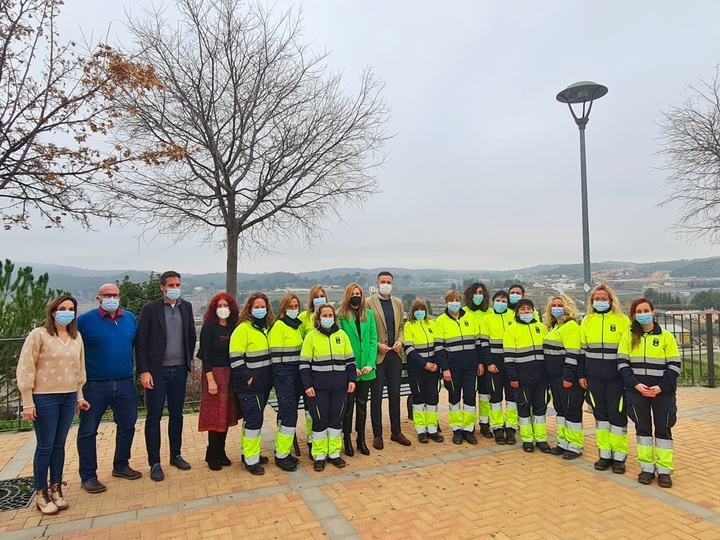 La directora general del Servicio Regional de Empleo y Formación, Marisa López, y el alcalde de Caravaca de la Cruz, José Francisco García, junto a los alumnos que han realizado un curso de especialista en limpieza