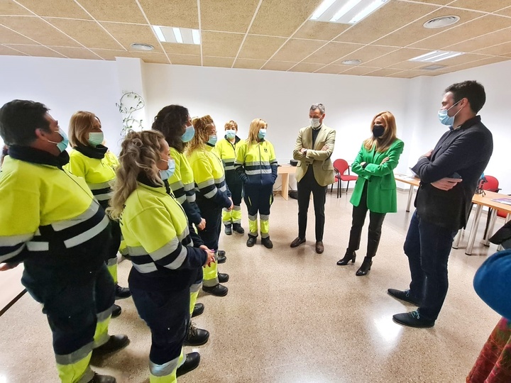 La directora general del Servicio Regional de Empleo y Formación, Marisa López, y el alcalde de Caravaca de la Cruz, José Francisco García, junto a los alumnos que han realizado un curso de especialista en limpieza