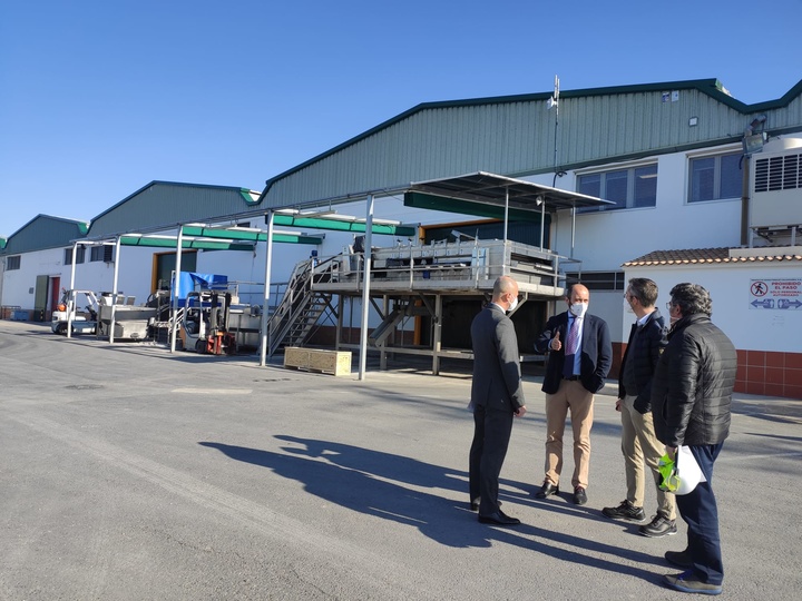 El director del Instituto de Fomento, Joaquín Gómez, visitó la firma Productos Bionaturales de Calasparra, Probicasa