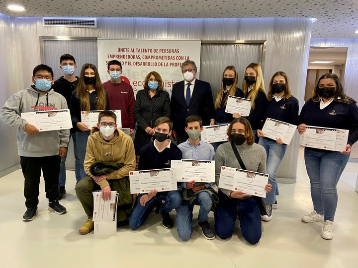 La consejera de Educación entrega los premios del II Concurso de Vídeos organizado por el Colegio de Economistas sobre educación financiera