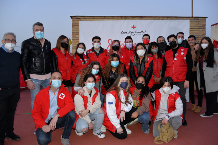 El director general de Juventud, José Manuel López, junto a voluntarios de Cruz Roja Española que trabajarán en el proyecto de fomento del voluntariado juvenil (1)
