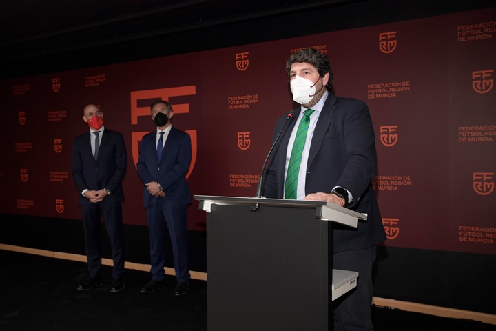 López Miras visita la Federación Murciana de Fútbol y resalta el papel del deporte como "palanca económica y de recuperación"