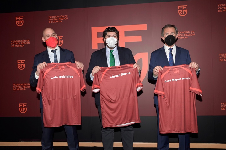 López Miras visita la Federación Murciana de Fútbol y mantiene un encuentro con su presidente, José Miguel Monje Carrillo, y el máximo dirigente de la Federación Española de Fútbol, Luis Rubiales (3)