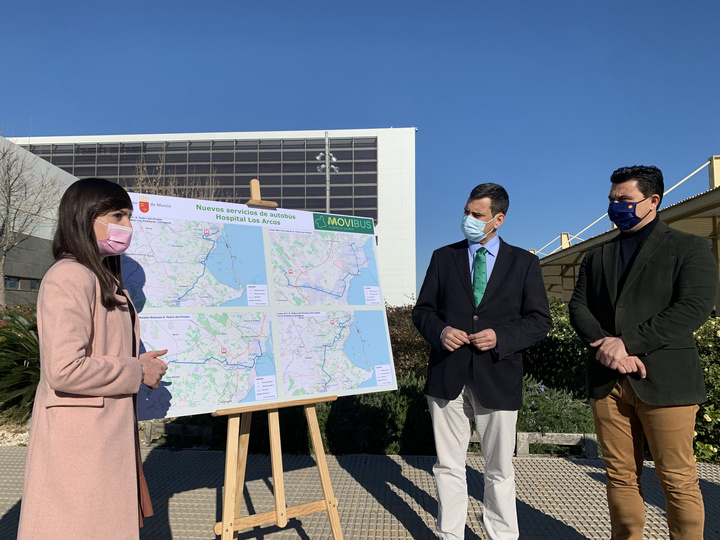 La directora de Movilidad, Marina Munuera, el consejero de Fomento e Infraestructuras, José Ramón Díez de Revenga, y el alcalde de San Javier, José Miguel Luengo, analizan las nuevas conexiones de Movibus con el hospital Los Arcos