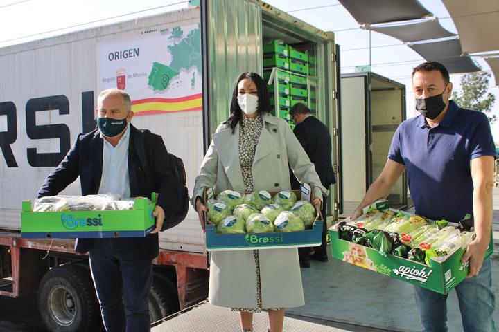 La consejera de Empresa, Empleo, Universidades y Portavocía, Valle Miguélez, recibe en Dubái, junto al responsable de la empresa Agromark, los vegetales frescos de la Región de Murcia