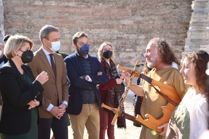 El consejero de Presidencia, Turismo, Cultura y Deportes, Marcos Ortuño, junto a la alcaldesa de Cartagena, Noelia Arroyo, asistió hoy a los actos del Día Internacional del Guía de Turismo organizados por la Comunidad y la Asociación de Guías de la Región de Murcia (Asguimur), con la colaboración del Teatro Romano y del Ayuntamiento de Cartagena