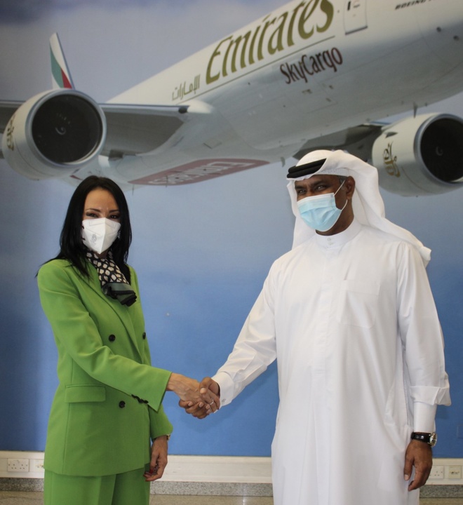 La consejera Valle Miguélez con el vicepresidente de la compañía aérea, Nabil Sultan Al Murr