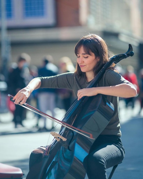 Diana Gómez, música murciana que se ha hecho viral gracias a una interpretación de Bach en un bosque danés, tocará en la puerta de la Biblioteca