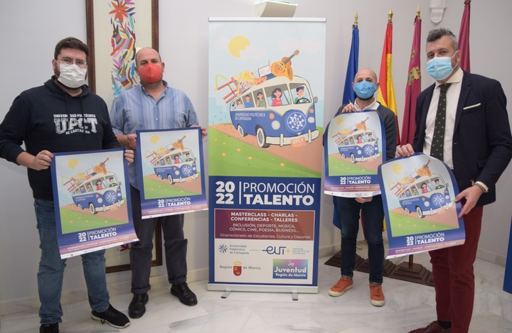 El director general de Juventud (1d) junto con el vicerrector de Estudiantes, Cultura y Deportes (2i), el presidente del consejo de estudiantes (1i) y el jefe de servicio de la Universidad Politécnica de Cartagena (2d)