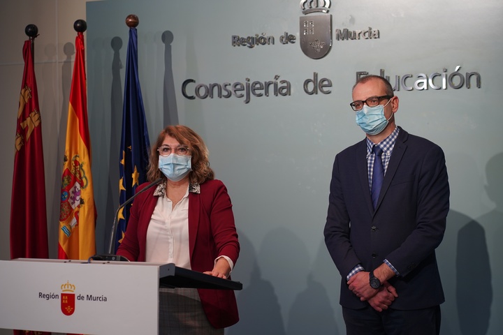 La consejera  María Isabel Campuzano, acompañada por el director general de Recursos Humanos, Planificación Educativa y Evaluación, Víctor Marín, durante la presentación de la convocatoria