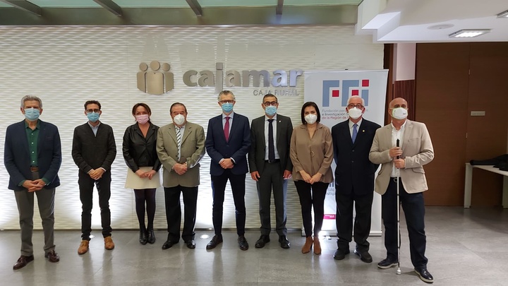 El consejero de Salud presenta el libro 'Enfermedades raras en la pintura', cuyos beneficios se destinarán a la investigación y difusión de estas patologías