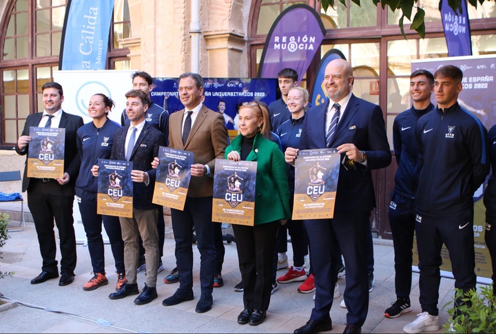 El consejero de Presidencia, Turismo, Cultura y Deportes, Marcos Ortuño, y la rectora de la Universidad Católica San Antonio de Murcia, Josefina García Lozano, junto al director general de Deportes, Francisco Javier Sánchez, y estudiantes que participarán en los campeonatos universitarios