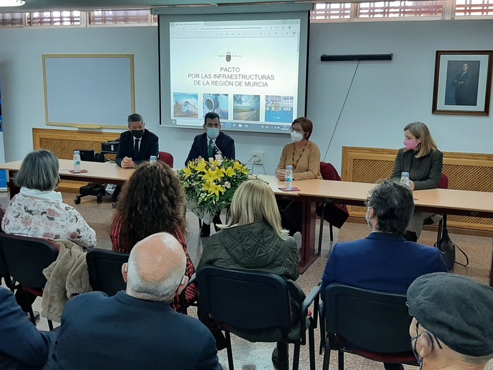 El Ejecutivo regional presenta en el Altiplano el Pacto por las Infraestructuras para mejorar la conexión exterior de la Región y fomentar la cohesión interior