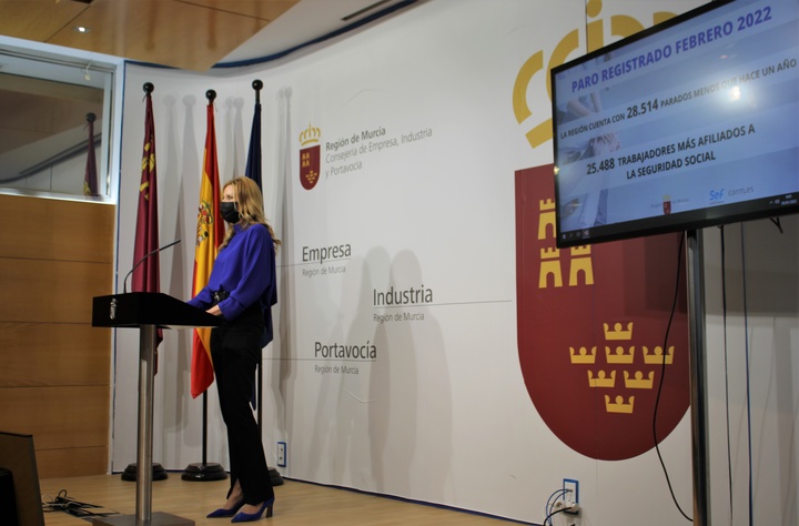 La directora general del Servicio Regional de Empleo y Formación, Marisa López, presentó los datos del paro registrados en el mes de febrero en rueda de prensa