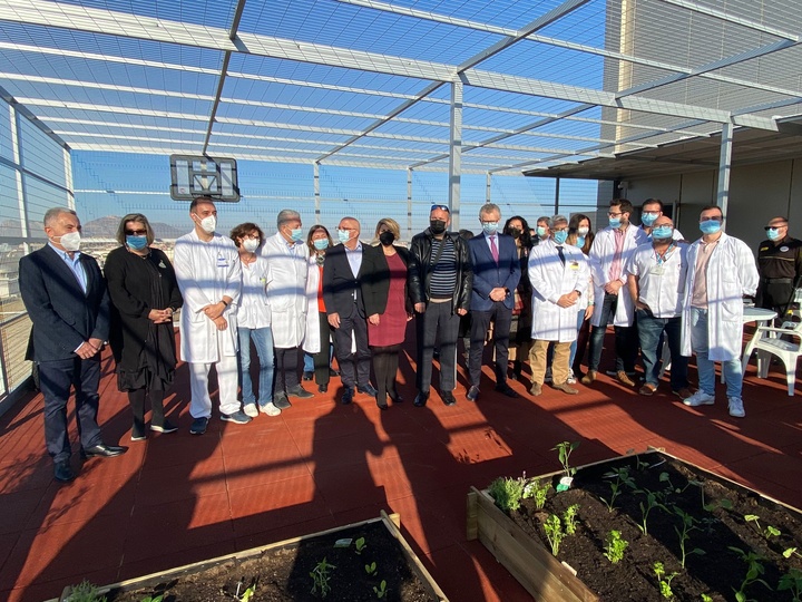 El consejero de Salud, Juan José Pedreño, visitó hoy la nueva terraza al aire libre en la Unidad de Psiquiatría del hospital general universitario Santa Lucía de Cartagena