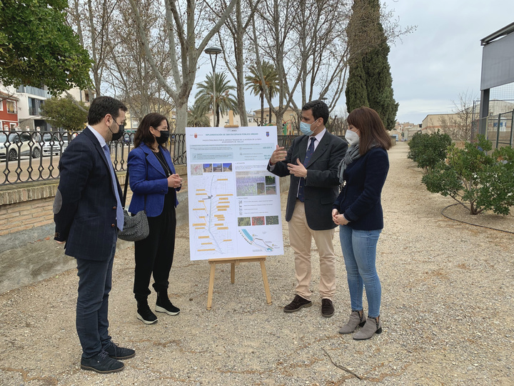 El consejero de Fomento e Infraestructuras, José Ramón Díez de Revenga y la alcaldesa de Bullas, María Dolores Muñoz, presentan el proyecto de renaturalización de un paseo etnológico por el antiguo trazado de la acequia de La Rafa subvencionado por las ayudas regionales para la implementación de Soluciones Basadas en la Naturaleza