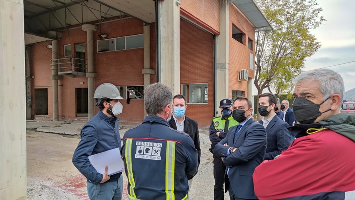 Visita del consejero de Transparencia, Seguridad y Emergencias, Antonio Sánchez Lorente, y del alcalde de Mula, Juan Jesús Moreno García, al parque de bomberos 1