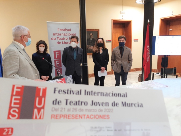 El vicerrector de Calidad, Cultura y Comunicación de la UMU, Francisco Javier Martínez, la co-directora del Aula de Teatro de la UMU, Nieves Pérez, el director general del Instituto de las Industrias Culturales y de las Artes (ICA), Manuel Cebrián, la directora de la Escuela Superior de Arte Dramático de Murcia, Sonia Murcia, y el Coordinador de Cultura de la UMU, Francisco Caballero, en la prese