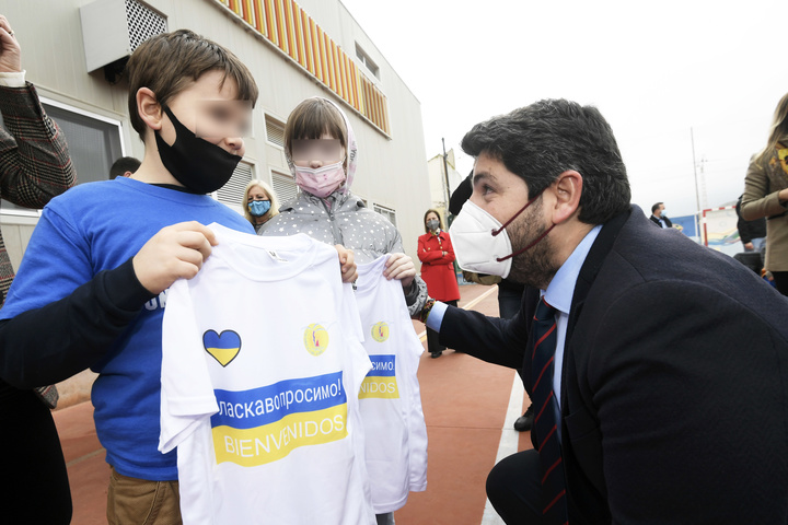 López Miras recibe a dos niños ucranianos escolarizados en Los Nietos y anuncia que ya son 165 en total en la Región