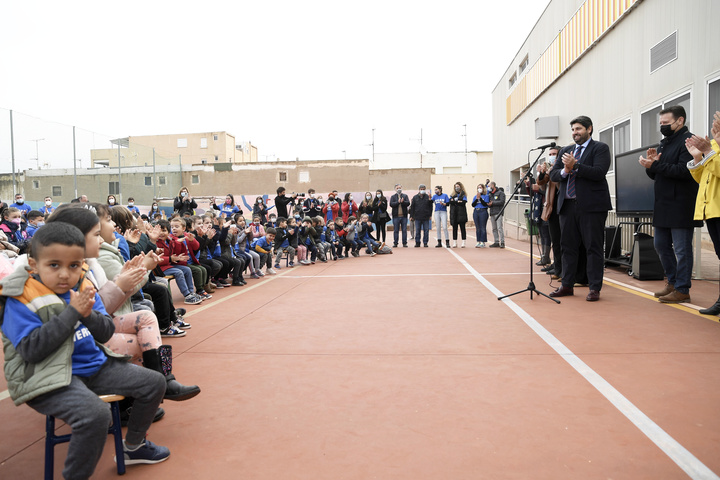 López Miras visita el Colegio Félix Rodríguez de la Fuente de Los Nietos, que acoge a dos niños ucranianos huidos de la guerra en su país (2)