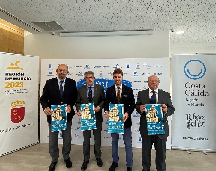 El presidente de la Federación Española de Tenis, Miguel Díaz (1i),  el presidente del Murcia Club de Tenis, Antonio Saura, (2i), el  director general de Deportes, Francisco Javier Sánchez (2d) y el presidente de la Federación Murciana de Tenis, José Alcolea (1d), tras la presentación del evento