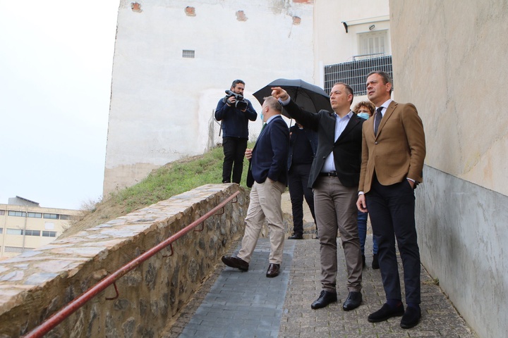 Visita del consejero de Presidencia, Turismo, Cultura y Deportes, Marcos Ortuño, a las obras efectuadas en Abarán, acompañado por el alcalde, Jesús Gómez, y concejales del Ayuntamiento