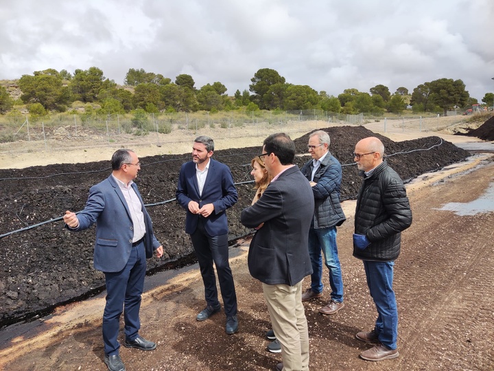 El consejero Antonio Luengo, durante su visita a Bodegas Juan Gil, en Jumilla