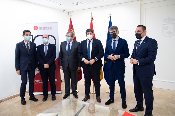 López Miras se reúne con el decano del Colegio de Economistas de la Región, Ramón Madrid (2)